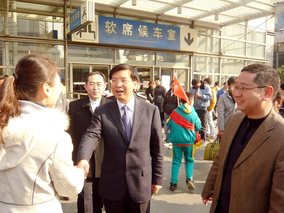 welcome欢迎光临威尼斯公司团委书记宋来陪同共青团上海市委副书记陈凯慰问welcome欢迎光临威尼斯公司志愿者